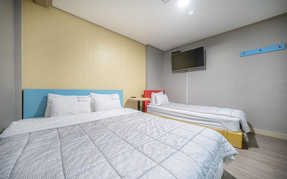 Busan Yeongju-dong G Room (Twin (1 Double + 1 Single Bed)) 5