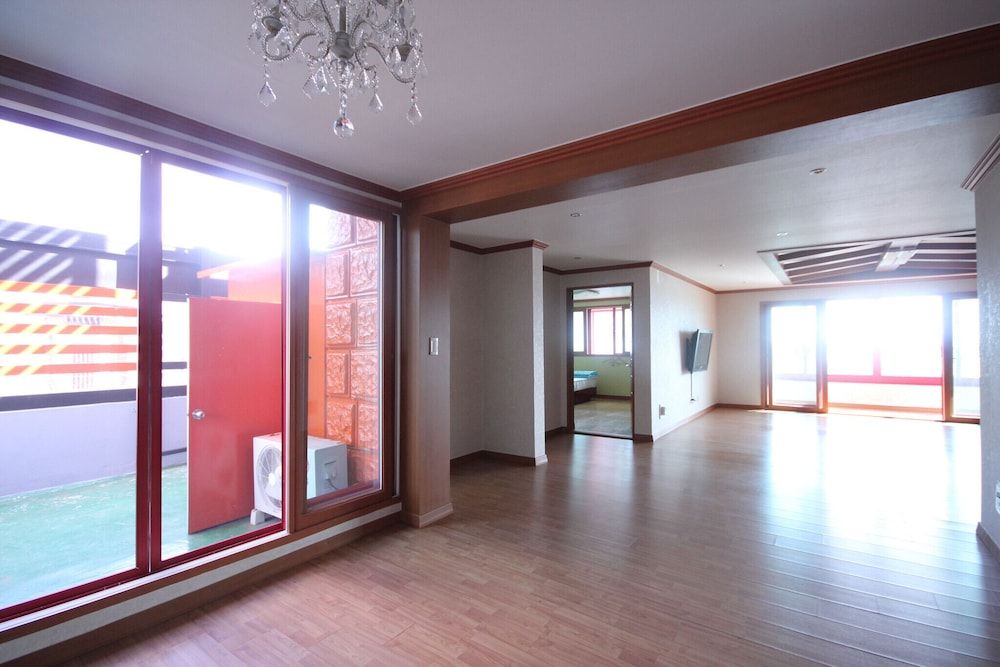 Busan Gupo WOW Room (Suite Room - Condo (Call before Booki) 9