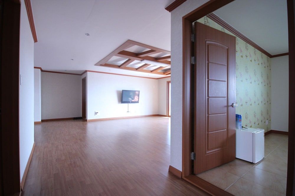 Busan Gupo WOW Room (Suite Room - Condo (Call before Booki)