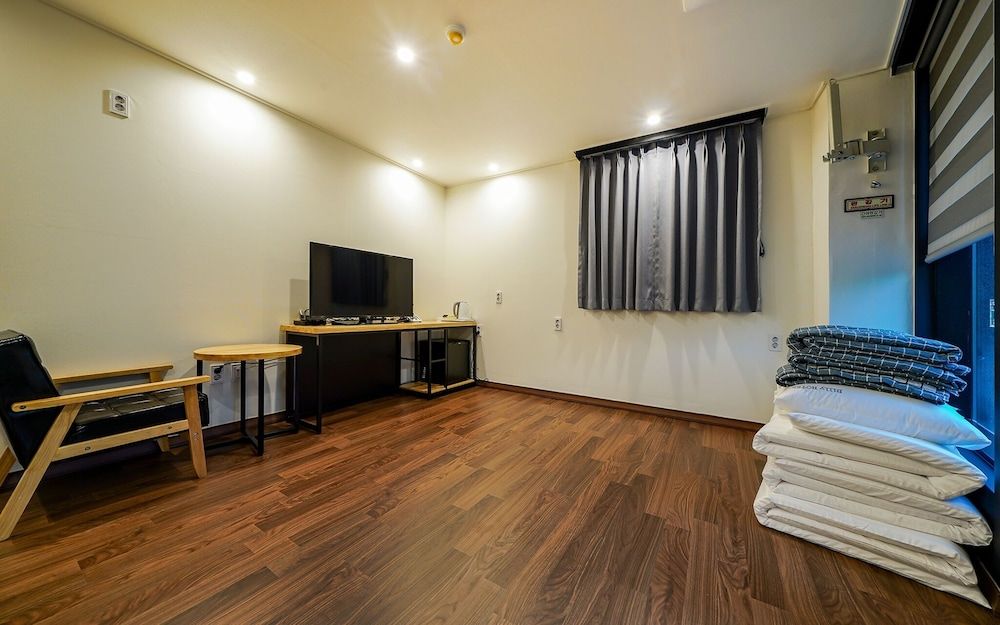Busan Nampo Billy Hotel Room (Ondol 2 (Free access to Netflix + You) 2