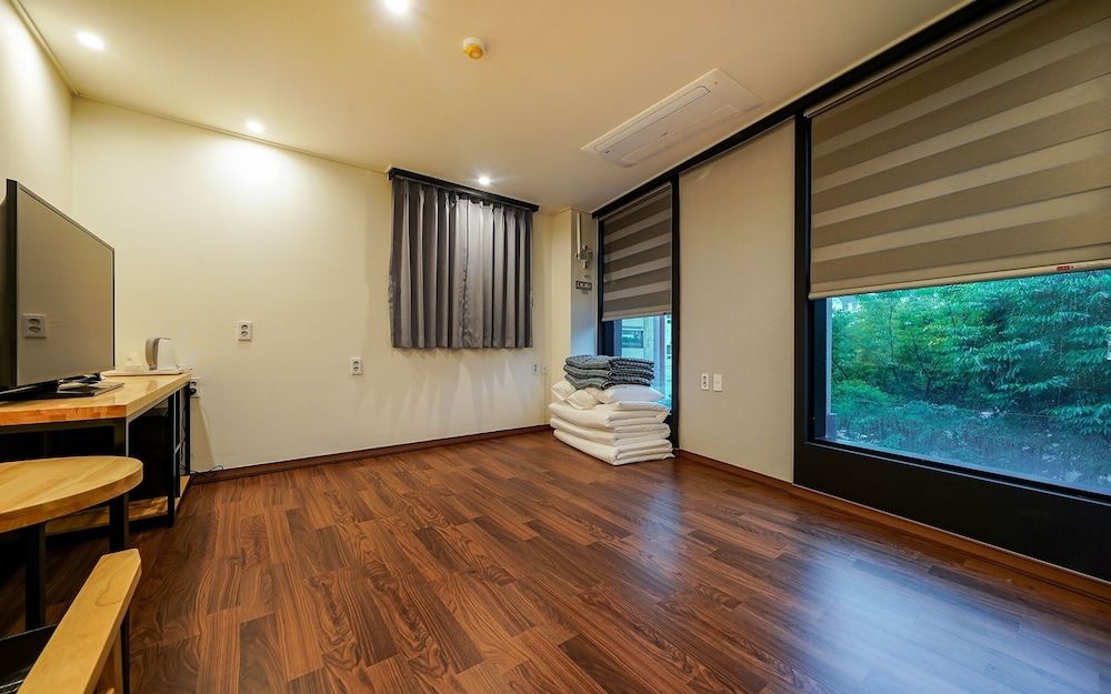 Busan Nampo Billy Hotel Room (Ondol 2 (Free access to Netflix + You)