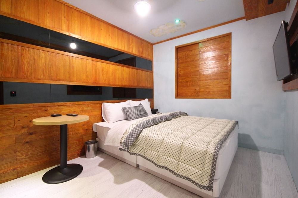 Busan Jangjeon-dong Oops Room (Standard room (free use of Netflix in) 16