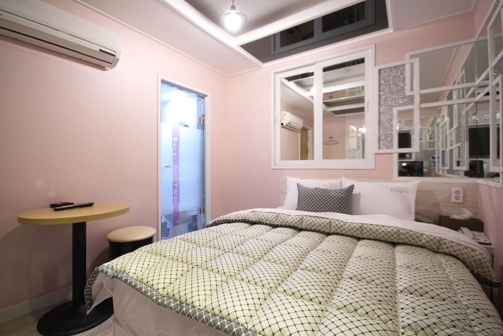 Busan Jangjeon-dong Oops Room (Standard room (free use of Netflix in) 10
