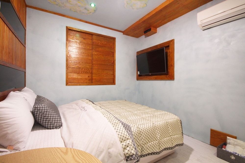 Busan Jangjeon-dong Oops Room (Standard room (free use of Netflix in) 18