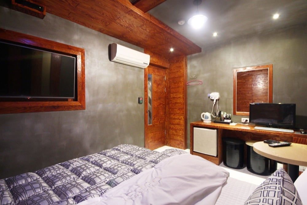 Busan Jangjeon-dong Oops Room (Standard room (free use of Netflix in) 12