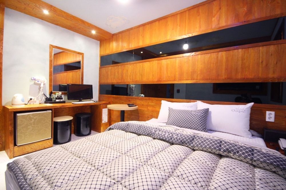 Busan Jangjeon-dong Oops Room (Standard room (free use of Netflix in) 17