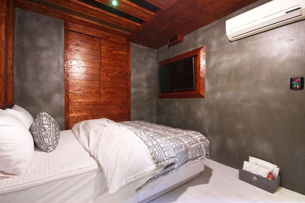 Busan Jangjeon-dong Oops Room (Standard room (free use of Netflix in) 14