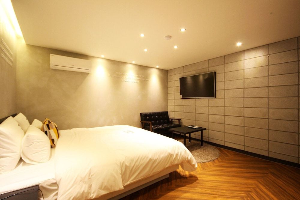 Busan Seomyeon Hotel The Sweet Room (VIP (Free use of NETFLIX TV viewing f) 8