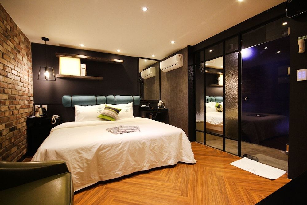 Busan Seomyeon Hotel The Sweet Room (VIP (Free use of NETFLIX TV viewing f) 3