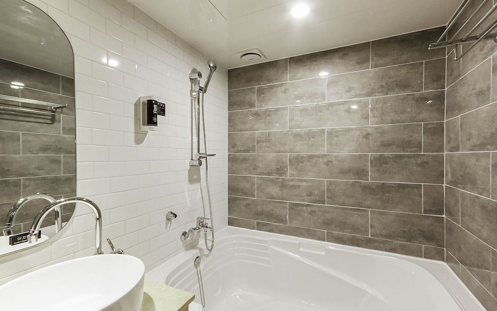 Busan Seomyeon Hotel The Sweet Room (VIP (Free use of NETFLIX TV viewing f) 24