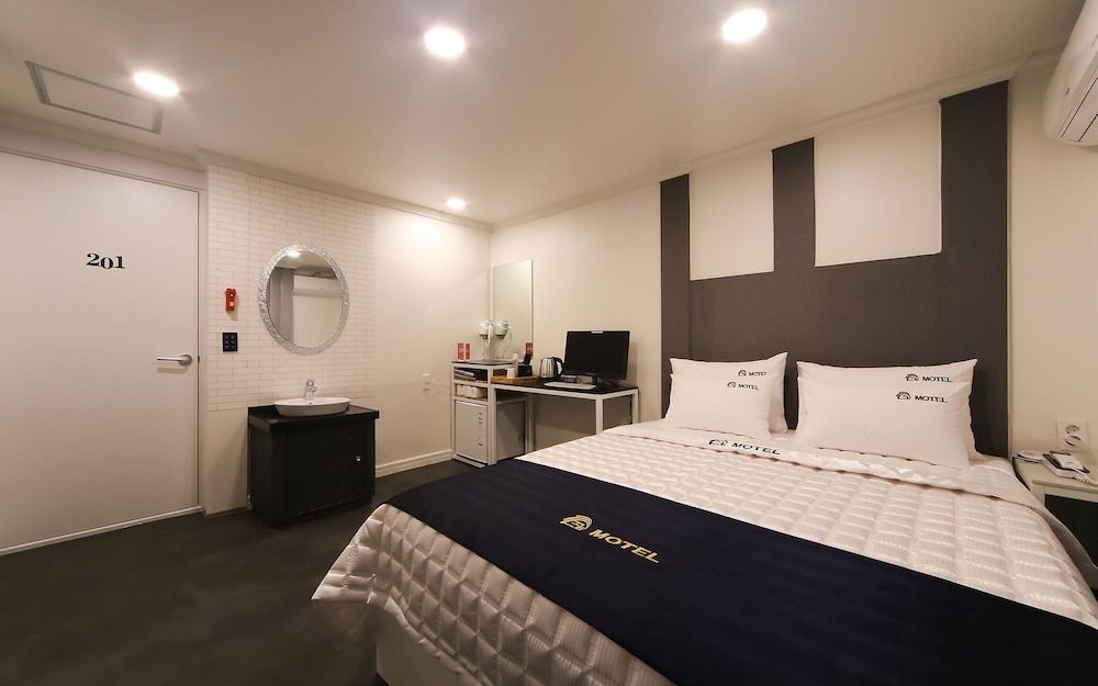 Busan Dongnae Dreams Room (Deluxe Double (Free Netflix + PC + La)