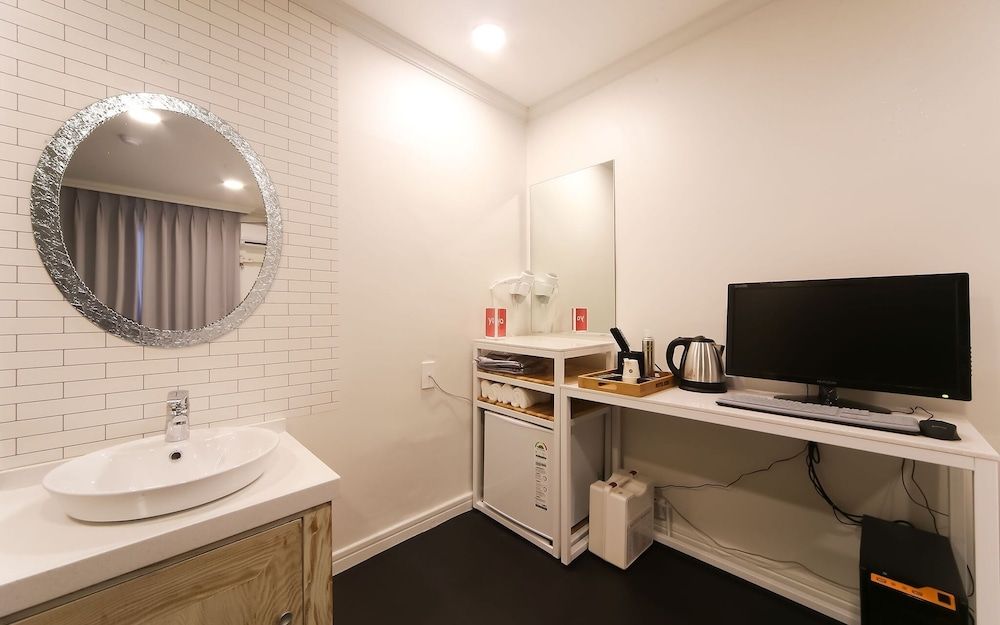 Busan Dongnae Dreams Room (Deluxe Double (Free Netflix + PC + La) 9