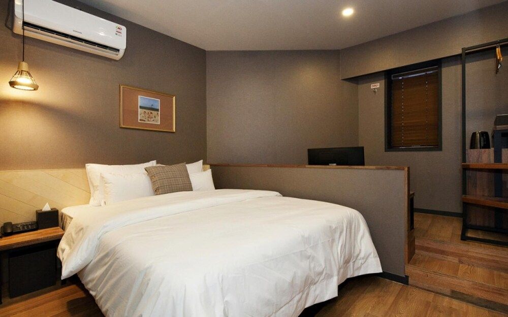 Nampo Gray Hotel Room (Deluxe Double) 2