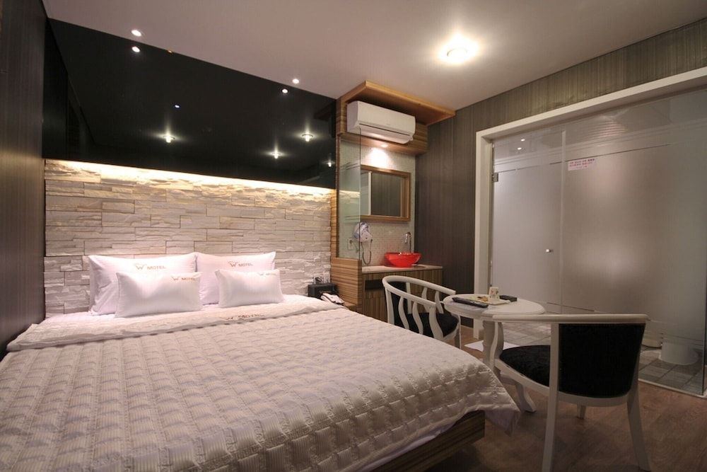 Busan Seomyeon W Room (Standard room) 11