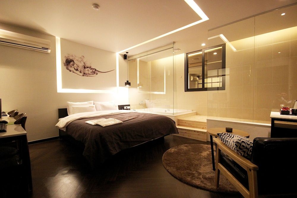 Busan Yeonsan Togok 2 Heaven Room (Sweet-window bathtub (netflix availab)