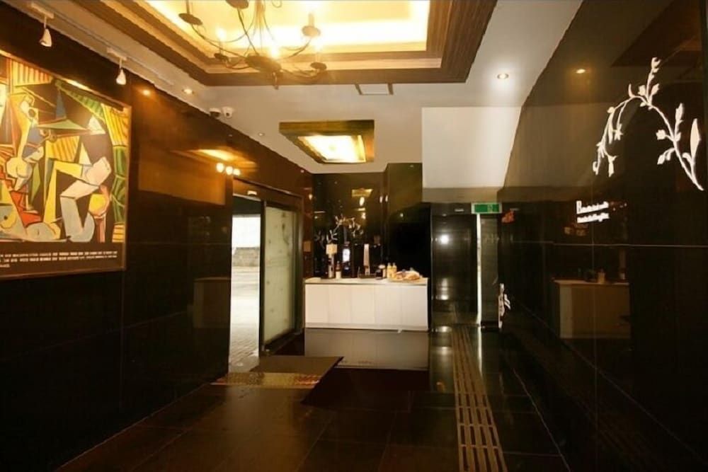 undefined Orange Hotel 6