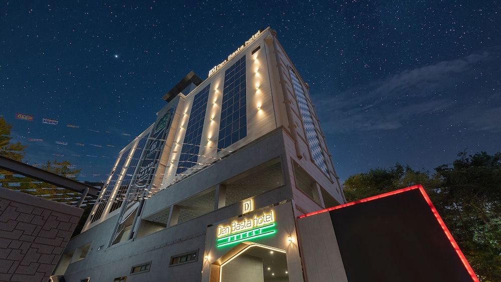 undefined Den Basta Forest Hotel