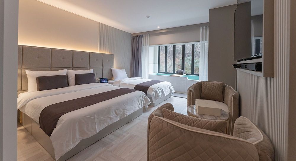 Den Basta Forest Hotel Forest Family Spa Room