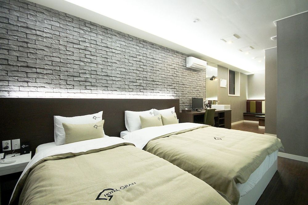 undefined GRAN HOTEL 4