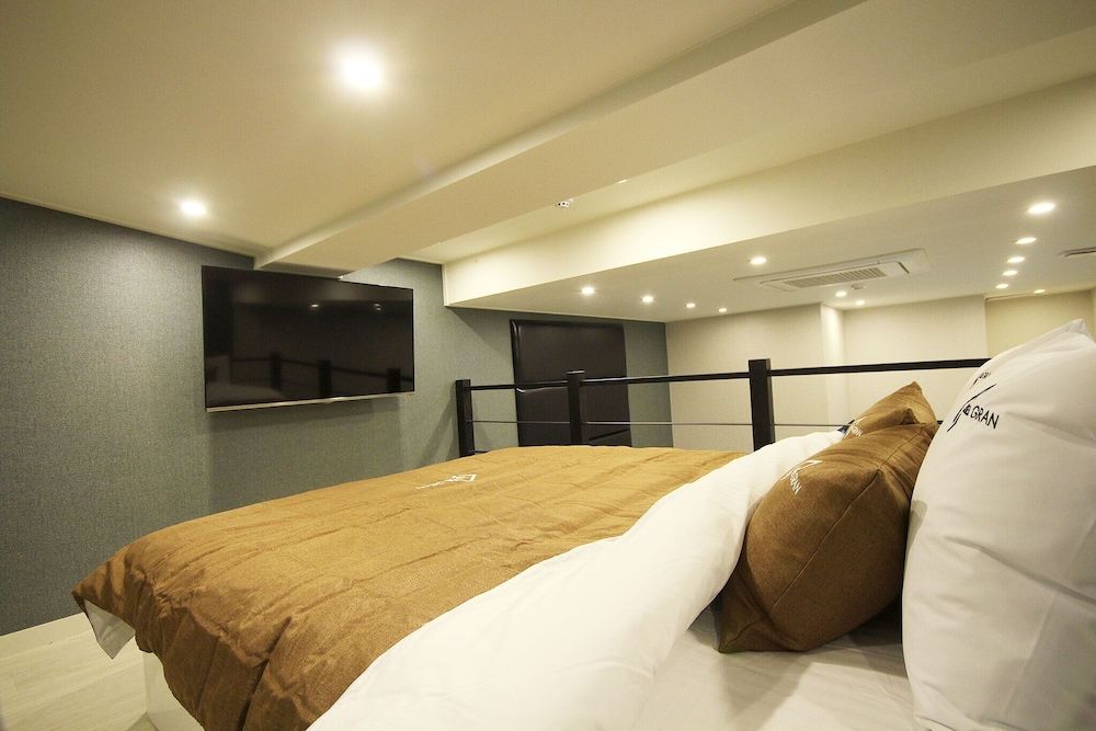 GRAN HOTEL Family Twin Room 9