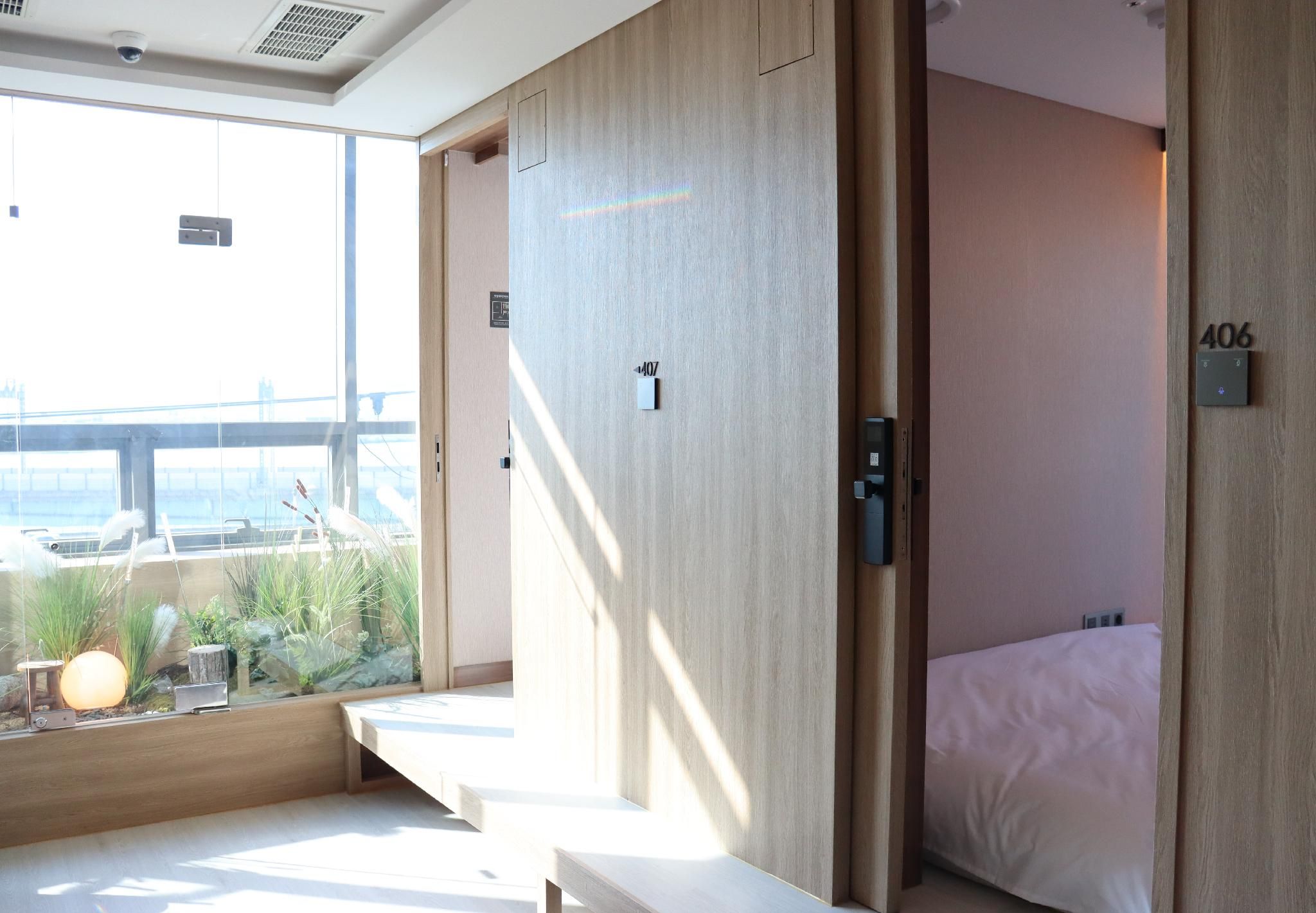 Capsule - Male Only, Non-Smoking