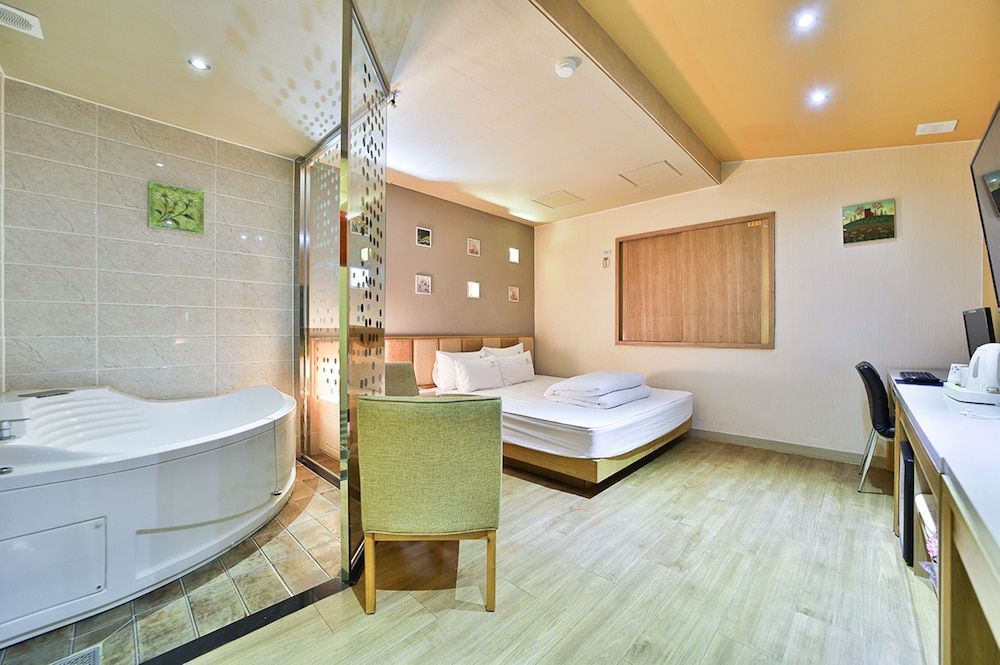 undefined B&B HOTEL 4