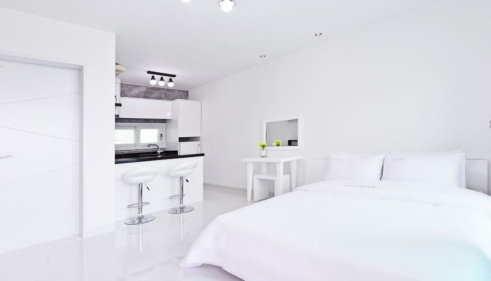 Glories Pension Room (Studio A) 4