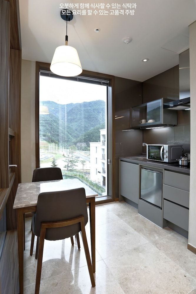 Pine Forest Superior King (Resort Random Assignment, Low Floor) 4