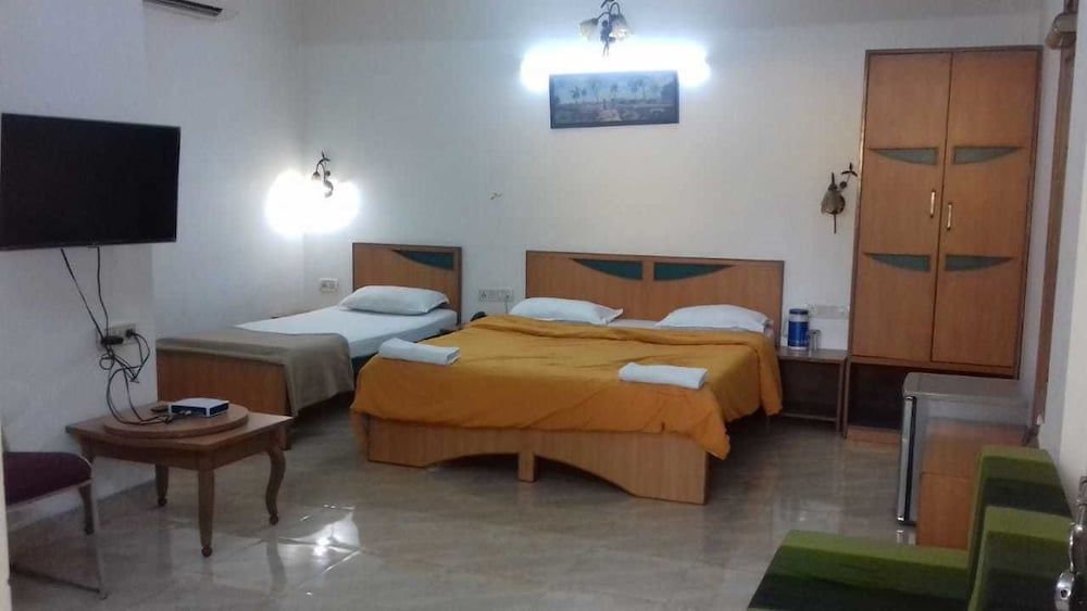 Hotel Rajdhani Deluxe Room (Non AC)