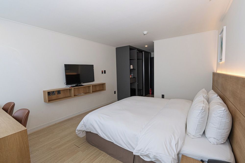 Hotel The Grang Jungmun Premium Double Room 8