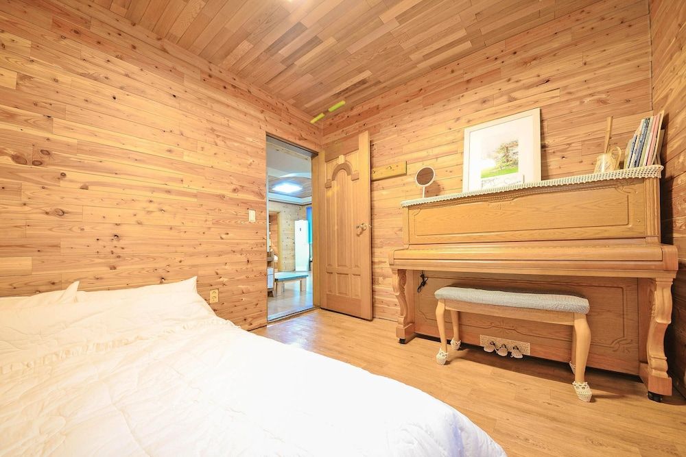 Samcheok View of Sea Pension Basic Room, 4 Bedrooms (Gamnamu ( F1 )) 4