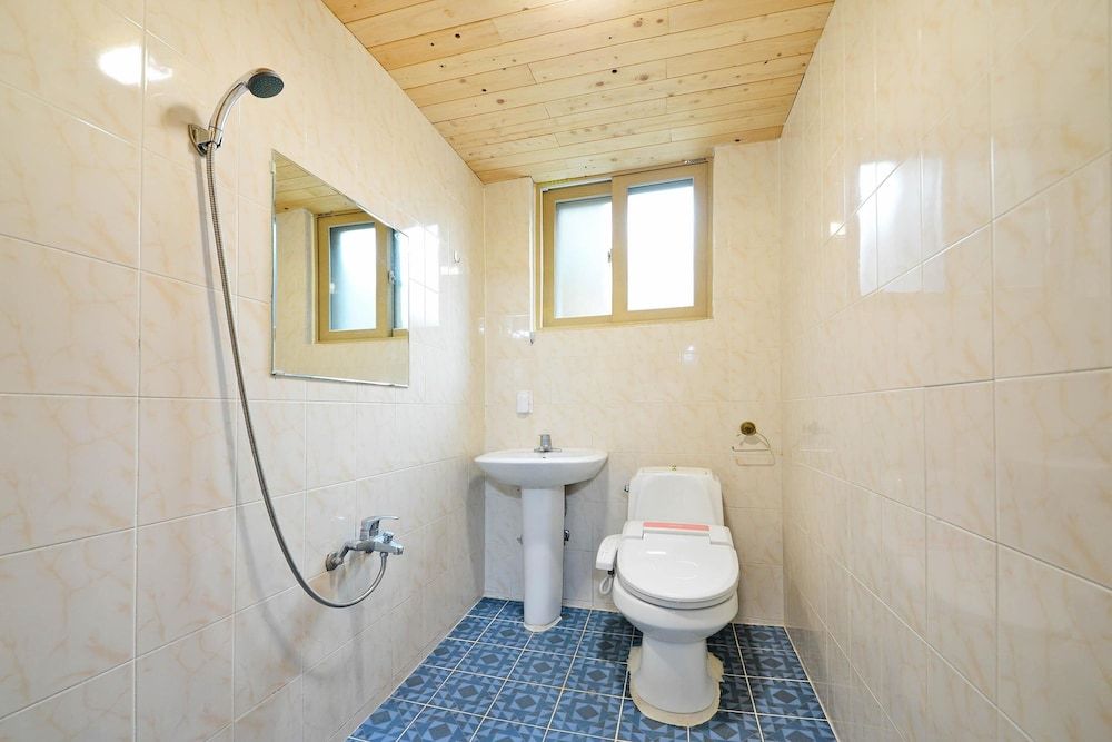 Samcheok View of Sea Pension Basic Room, 4 Bedrooms (Gamnamu ( F1 )) 7