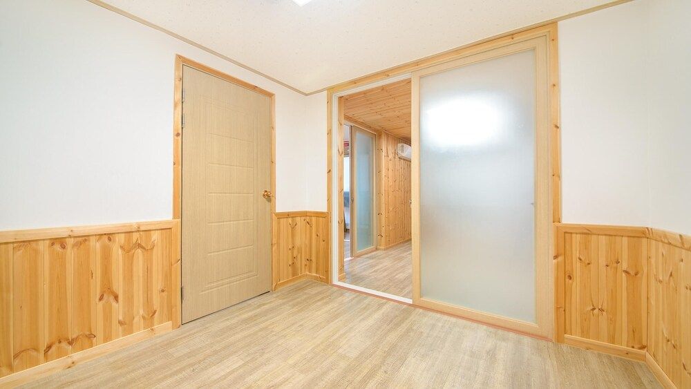 Samcheok sky Pension Basic Room, 2 Bedrooms (A302(danchebang)) 9
