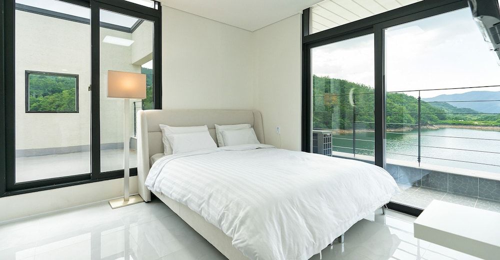 THE KAYS Penthouse (A, Bathtub unavailable) 9