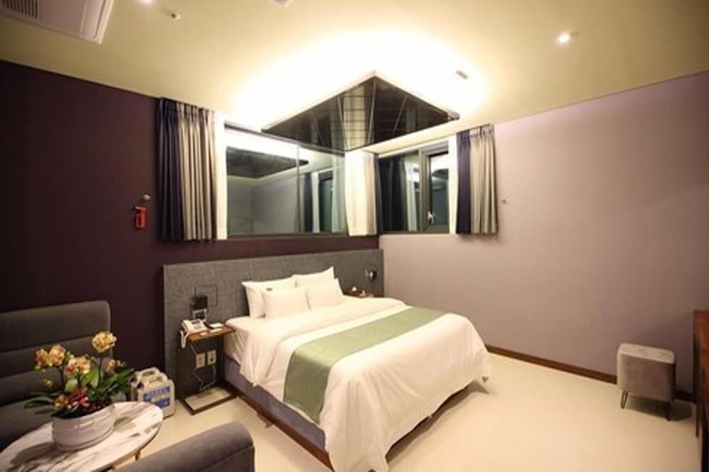 Gimpo Stavia Hotel Deluxe Double Room 7