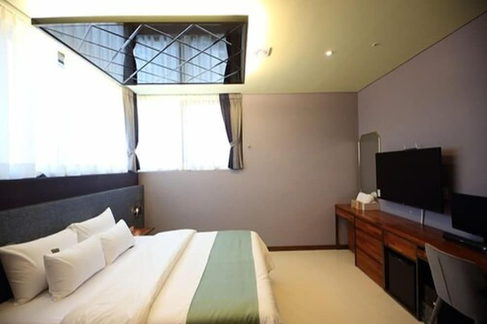 Gimpo Stavia Hotel Deluxe Double Room 6