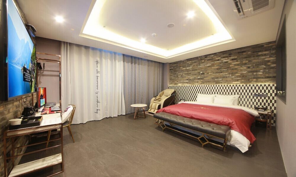 Gimpo Hotel M Tower Deluxe Double Room 13