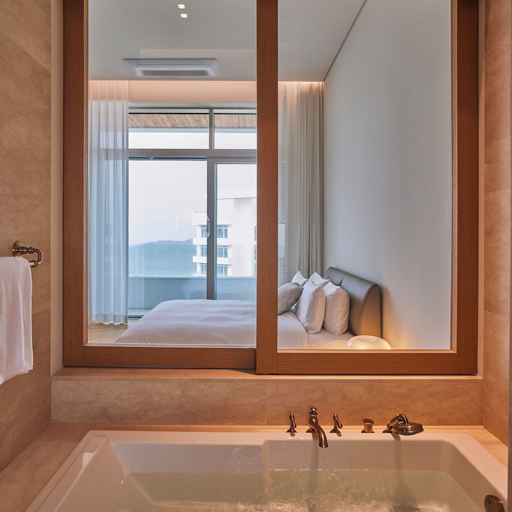 The Heaven Resort Suite (Low floor, Pool access for 4, Cooking not permitted) 5