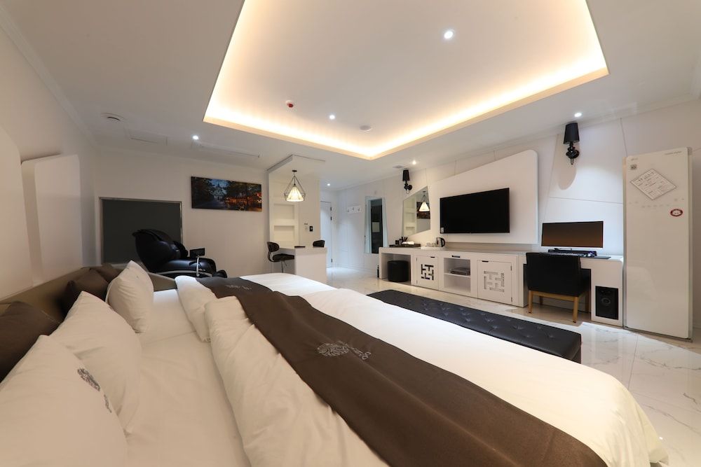 Hotel Encore Family Room, Jetted Tub 4