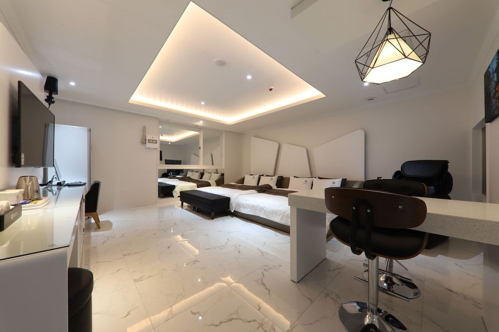 Hotel Encore Family Room, Jetted Tub 7