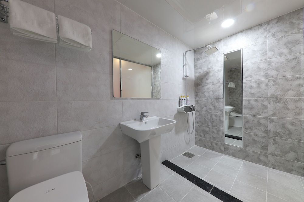 Hotel Encore Deluxe Room, Jetted Tub (VIP) 8