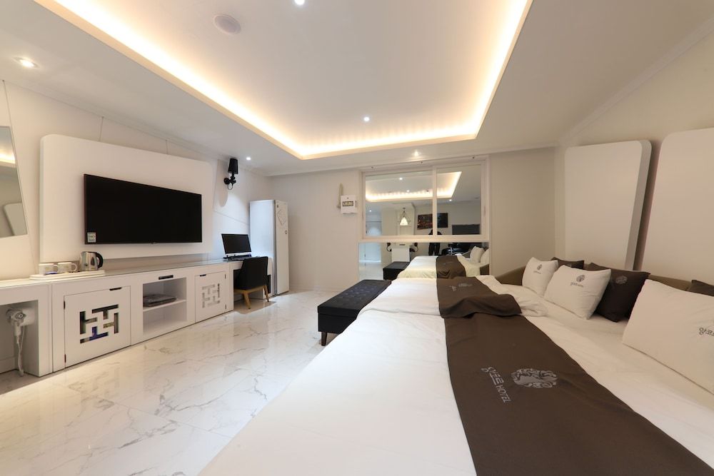 Hotel Encore Family Room, Jetted Tub 8