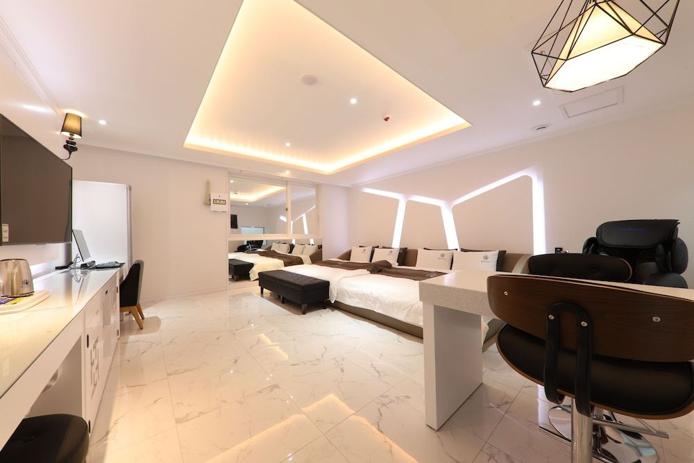 Hotel Encore Family Room, Jetted Tub 5