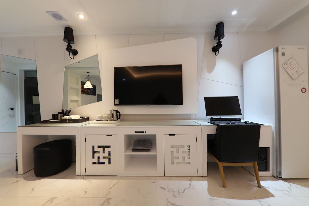 Hotel Encore Family Room, Jetted Tub 13