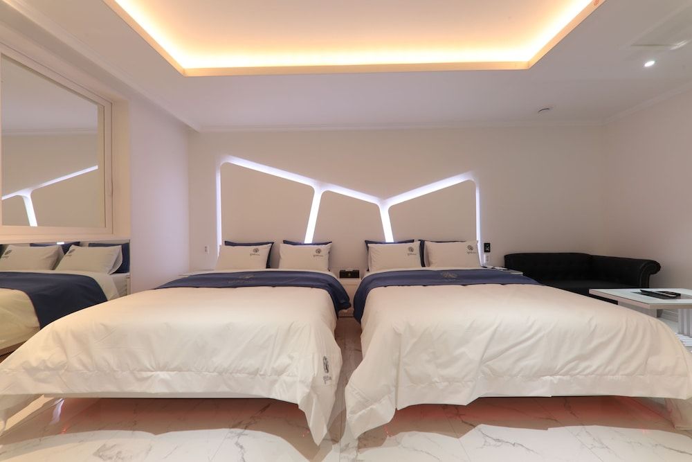 Hotel Encore Family Room, Jetted Tub 10