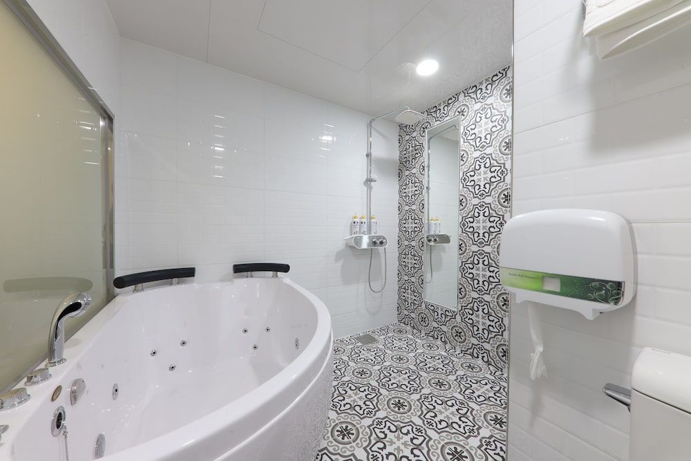 Hotel Encore Deluxe Room, Jetted Tub (VIP) 9