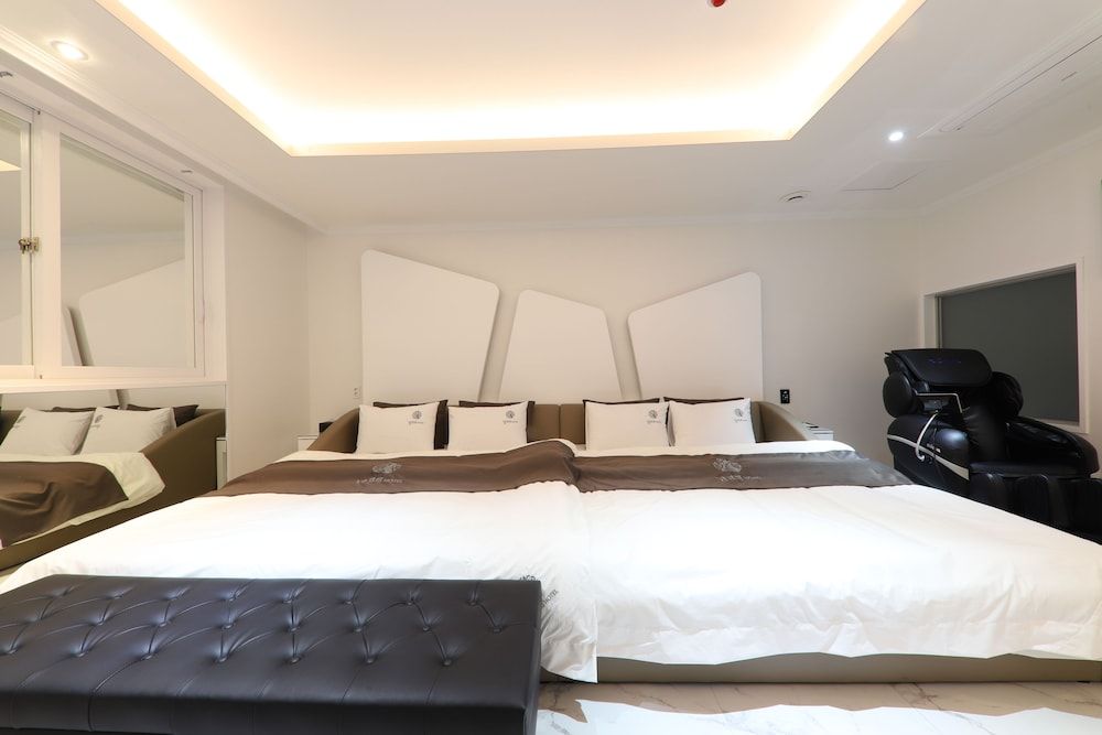 Hotel Encore Family Room, Jetted Tub 3