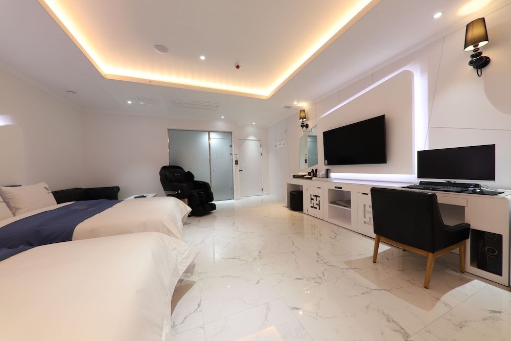 Hotel Encore Family Room, Jetted Tub 9