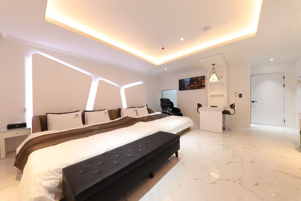 Hotel Encore Family Room, Jetted Tub 6