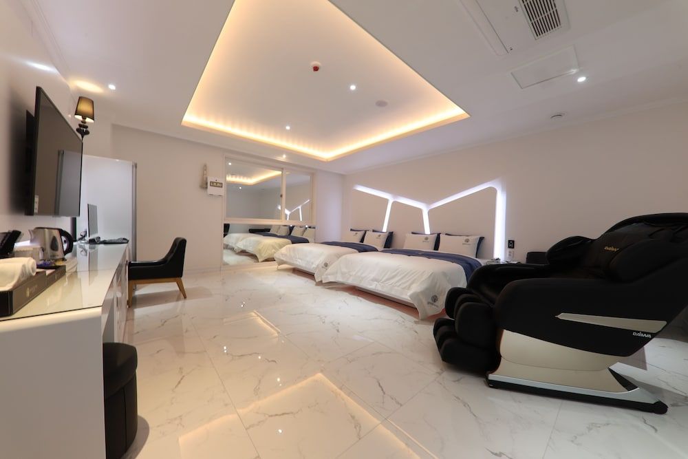 Hotel Encore Family Room, Jetted Tub 11